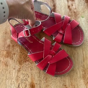 Red Saltwater sandals size 6 (fits like women’s 7.5)